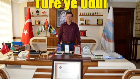 Başkan Türe’ye KAMU – DER’den Ödül