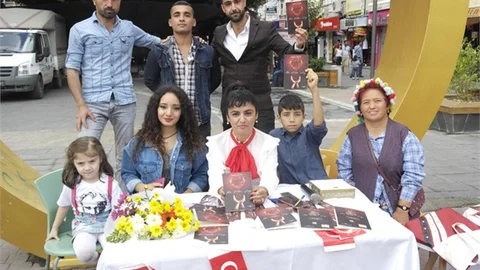 Şair Teslime Oksal Şiir Kitabını Tarsus'ta İmzaladı