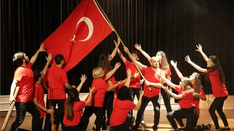 Erdemli’de Atatürk Sevgisi Sahnelendi "Şu Çılgın Türkler"