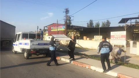 Zabıta, Kazalara Sebebiyet Verebilecek Pano ve Levhaları Kaldırdı