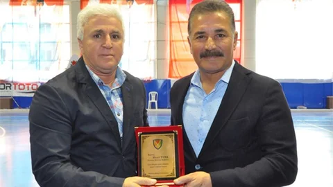 Türkiye Hokey Federasyonu’ndan, Başkan Tuna’ya Plaket