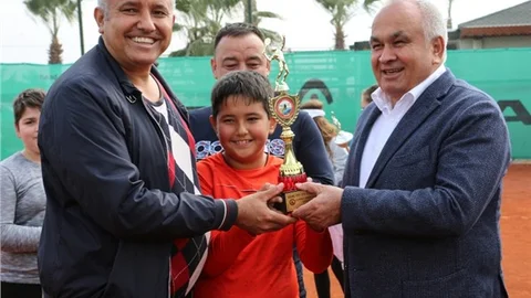 Erdemli'de Düzenlenen Tenis Turnuvası Ödülleri Sahiplerini Buldu