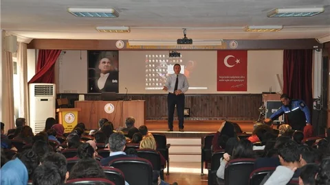 Mersin Emniyetinden Güvenli Eğitim Seminerleri