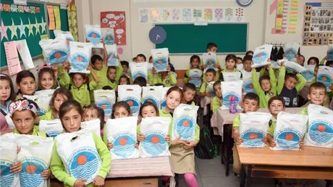 Mersin Büyükşehir, Eğitime Yardımı Esirgemiyor