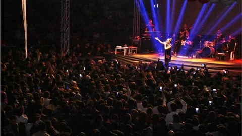 Kurtuluş Konserinde Demet Akalın Rüzgarı Esti