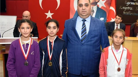 Kurtuluş Koşusu Şampiyonları Madalyalarını Aldı