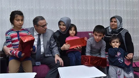 Mersin Valisi Ali İhsan Su ve Eşi 3 Ocak Mahallesini Ziyaret Etti