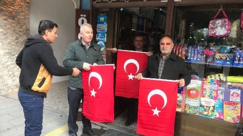 Tarsus Belediyesi Esnaflara Bayrak Dağıttı