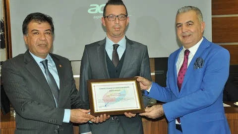 Baki Şimşek, Rasim Sarı'ya Belgesini Teslim Etti