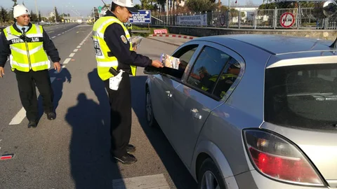 Mersin'de Trafik Güvenliği İçin Afiş ve El Broşürü Dağıtıldı