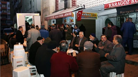 Erdemli'de Camii Cemaatine Çorba İkramı