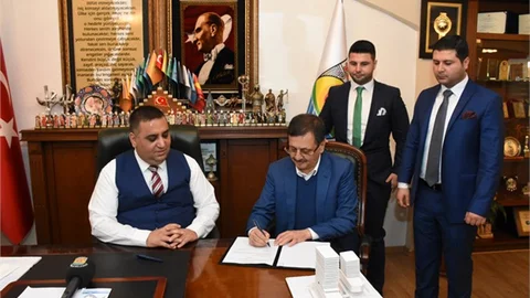 Tarsus'a Yapılacak 4 Yıldızlı Bir Otel Olan 27 Katlı Karma Projenin İmzaları Atıldı