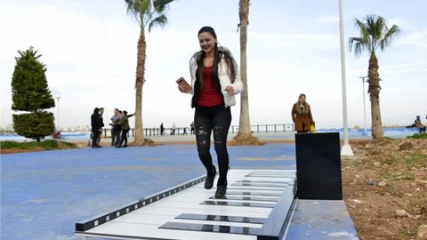 Mersin Kültür Park'a Koyulan Ayak Piyanosu Büyük İlgi Çekti