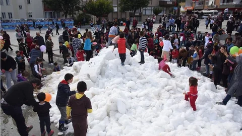 Anamur Şehir Merkezine Kamyonla Kar Getirdiler