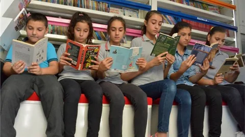 Mersin'de Öğrencilere 10 Bin Kitap Dağıtımı