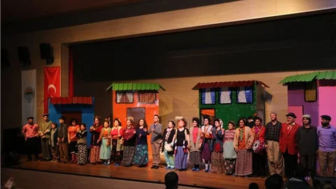 Toroslar Belediyesi Şehir Tiyatrosuna Büyük İlgi