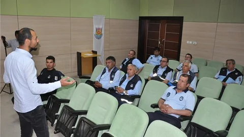 Emniyetten Zabıta Ekiplerine Yakın Savunma Tekniği Ve Biber Gazı Kursu