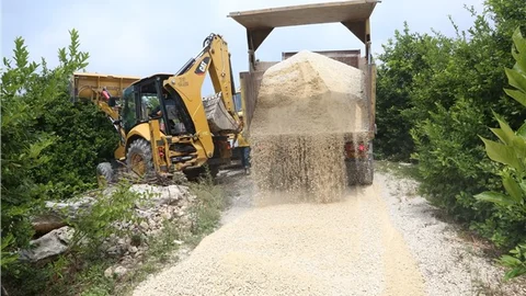 Tömük’te  Sıcak Asfalt Vatandaşın Ayağına Gidiyor