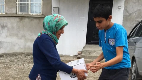 Mersinli Hayırsever Depremzedelere Verdiği Destekle Alkış Aldı