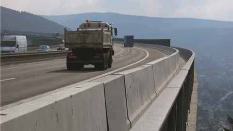 Yollar Beton Bariyerlerle Daha Güvenli