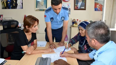 Kaybettiği Para Dolu Cüzdanı Zabıta, Sahibine Teslim Etti