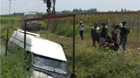 Minibüs Kanala Uçtu