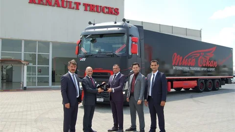 Renault Trucks’ın Özel Tasarımı T Passıon Yüksek Kabin Çekici, Musa Özkan Lojistik Filosun..