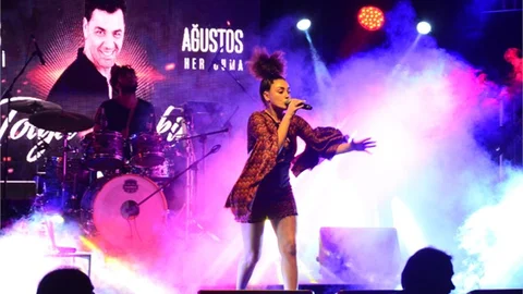 Genç Şarkıcıya Sevgili Kıyağı, Sevgilisini Sahnesinde Ağırladı