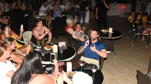 Sinan Akçıl Minik Hayranlarını Sahnesinde Ağırladı