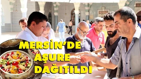 Mersin'de Muharrem Ayı İftarlarından Sonra Cuma Namazı Çıkışı, Gelenekselleşen Aşure Dağıtımı Yapıldı