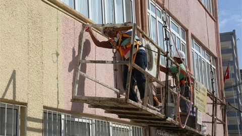 Belediyeden Erdemli Lisesi'ne Boya Badana Hizmeti