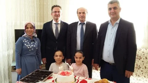 Tarsus’ta Evde Eğitim Öğrencisi Küçük Dilan´a Doğum Günü  Sürprizi