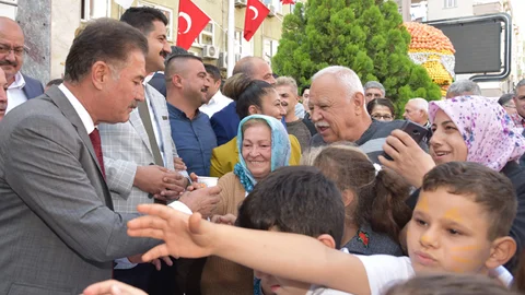 Başkan Hamit Tuna, Vatandaşlara Narenciye Suyu İkram Etti