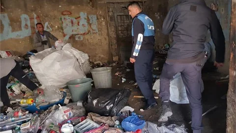 Tarsus’ta Çöp Ev Belediye Ekiplerince Boşaltıldı