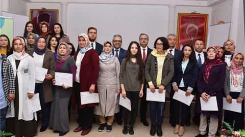 Kadın Öğreniyor Fidanlar Çiçek Açıyor