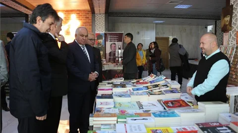 Mükerrem Tollu, Erdemli Belediyesi 1. Kitap Günleri’ni Ziyaret Etti