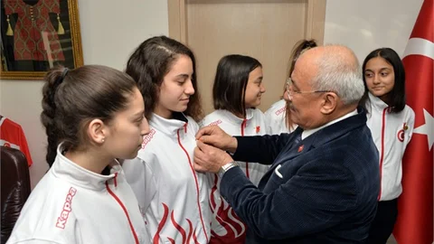 Şampiyonlar Başkan Kocamaz’ı Ziyaret Etti