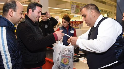 Mersin Tarsus'ta Pazarda ve Markette File, Pazar Arabası ve Şemsiye Dağıtıldı