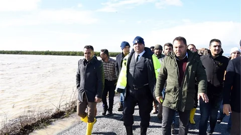 Tarsus Belediye Başkanı Şevket Can, Yağış ve Fırtınadan Etkilenen Ova Mahallelerinde İncelemede Bulundu
