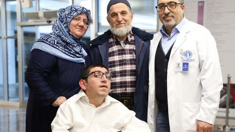 Yasin 25 Yıl Sonra İlk Kez Ayağı Kalktı!