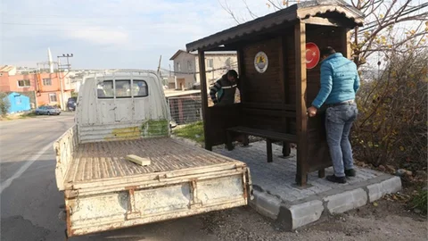 İlçede Kullanılan Durakları Kendi Atölyesinde Yapan Erdemli Belediyesi Eskiyen Duraklarını Yeniliyor