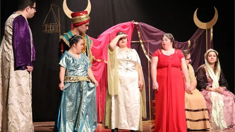 Mersin'de Sanat Engel Tanımıyor, “Binbir Gece Masalları Şehrazat” İsimli Oyun, İzleyenlerin Büyük Beğenisini Kazandı