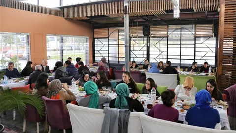 Başkan Tollu, İstanbul’da Eğitim Gören Erdemlili Öğrencileri Ağırladı