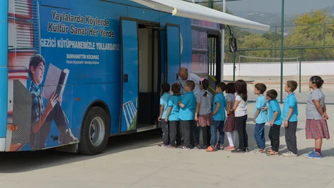 Mersin'de Gezici Kütüphane, Kilometrelerce Yol Kat Ederek, Çocukların Hayal Dünyasına Ulaşıyor