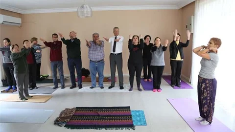 Mezitli Belediye Başkanı Neşet Tarhan ve Mahalle Muhtarları Güne Yoga Yaparak Başladı