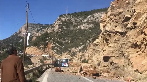 Anamur Mersin Karayolu, Yola Düşen Kayalar Nedeniyle Kapandı