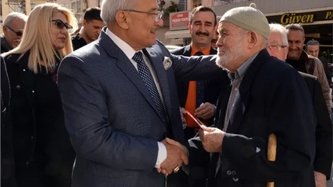 İYİ Parti Mersin Büyükşehir Başkan Adayı Burhanettin Kocamaz, Mahalle Mahalle Geziyor