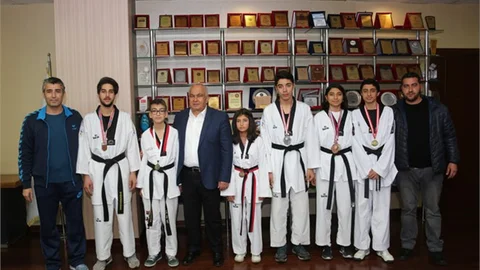 Milli Takım’a Giren Sporcular Başkan Tollu’yu Ziyaret Etti