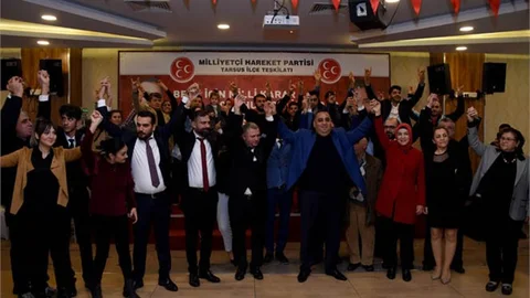 Mersin Tarsus'ta İYİ Partili 297 kişi MHP'ye geçti