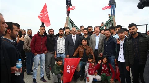 Vahap Seçer’e Tarsus’ta Coşkulu Karşılama